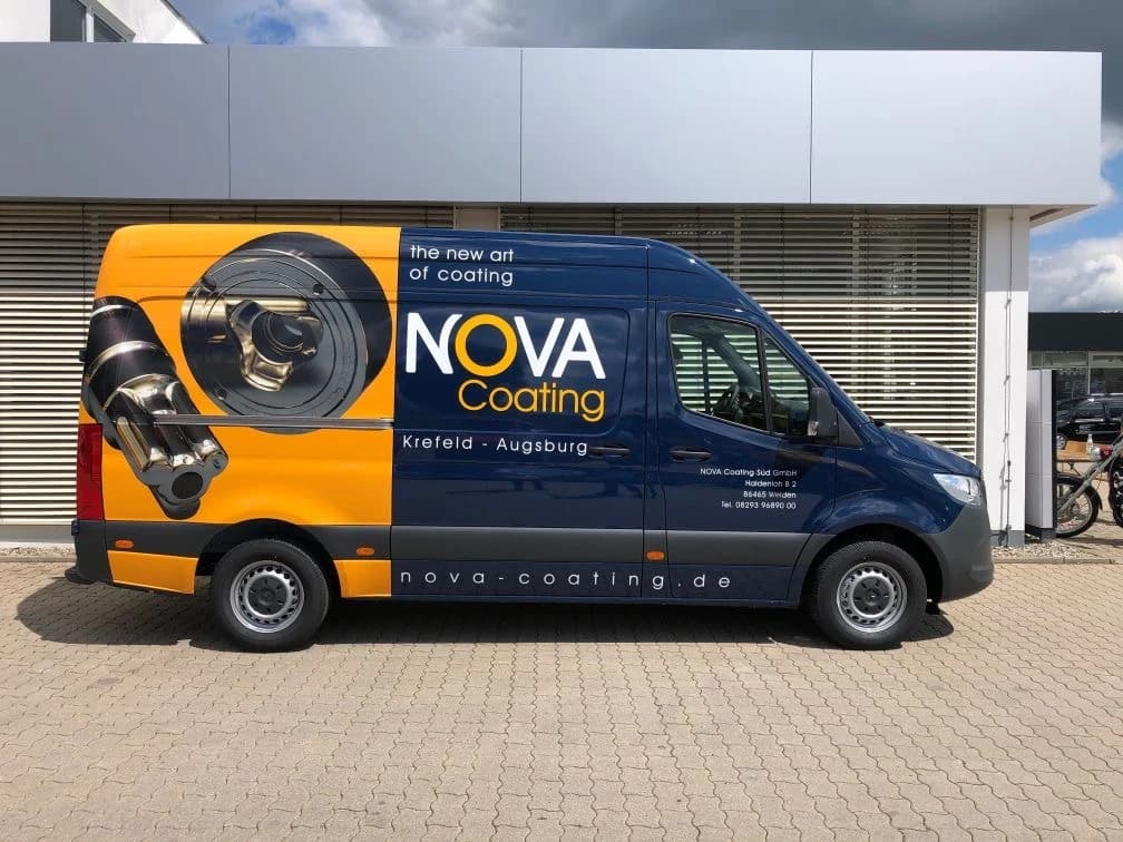 Vue de profil du véhicule utilitaire bleu et jaune de NOVA Coating Süd